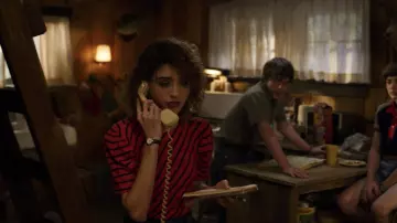 Le t-shirt rayé de Nancy Wheeler (Natalia Dyer) dans la série Stranger Things (S03E06)