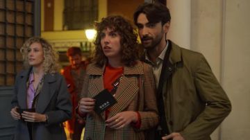 Le trench coat à carreaux porté par Lola (Silma López) dans la série Valeria