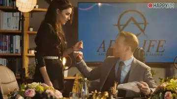 El cinturón de mango usado por Eda Yildiz (Hande Erçel) en Sen Çal Kapimi (S01E29)