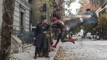 Cosplay de disfraces usado por doctor Strange (Benedict Cumberbatch) como se ve en la película Spider-Man: No Way Home