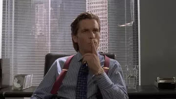 Les bretelles rouges portées par Patrick Bateman (Christian Bale) dans le film American Psycho