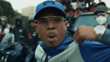 La casquette bleue Under Armour portée par Timal dans son clip La 14