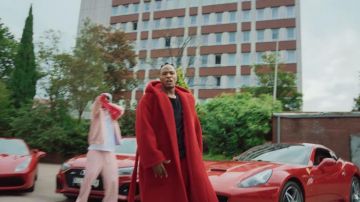 Le manteau peignoir rouge Balenciaga porté par Niska dans son clip De bon matin ft. Guy2Bezbar