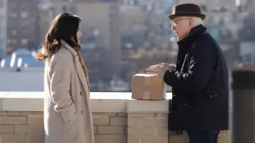 Zadig &amp; Voltaire Shearling Manteau porté par Mabel Mora (Selena Gomez) dans Seuls les Meurtres dans le Bâtiment de la série TV garde-robe (Saison 1 Épisode 1)