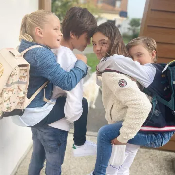 Le cartable motif savane porté par un enfant sur le compte Instagram de @elodiegossuin 