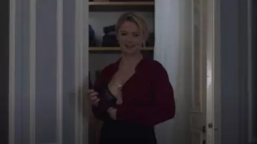 La blusa roja que lleva Judith Fauvet (Virginie Efira) en la película Madeleine Collins