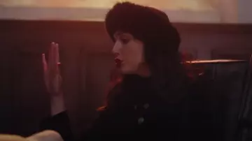 Sombrero de piel negro usado por Sarah Black (Gal Gadot) en Aviso Rojo