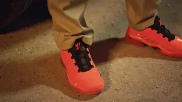 Les sneakers Louis Vuitton oranges de Niska dans son clip De bon matin ft. Guy2Bezbar