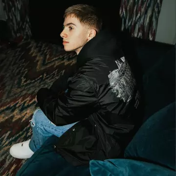 La veste bomber noire Moncler Champs-Elysées portée par Michou sur son compte Instagram @michou_yt