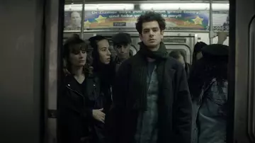 Pañuelo verde usado por Jon (Andrew Garfield) en tick, tick... ¡AUGE! película