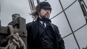 Gorra negra de pescador usada por el Capitán Brownlee (Stephen Graham) en la serie de televisión The North Water (Temporada 1 Episodio 1)