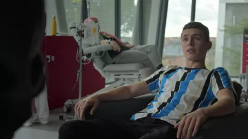 The striped t-shirt Guess worn by Ander Muñoz (Arón Piper) in the Elite series: Short stories - Omar Ander Alexis (Part 3)