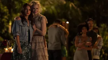 Réforme Floral robe portée par Zoe (Grace Van Patten) comme on le voit dans Nine Perfect Strangers (Saison 1 Épisode 5) séries télévisées