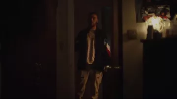 Pantalones de chándal usados por Fezco (Angus Cloud) en la serie de televisión Euphoria (S01E02)