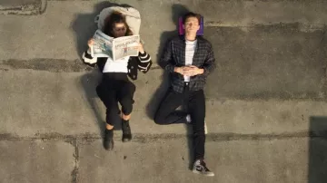 Nike Air Jordan 1 Retro Neutral Grey / Hyper Crimson worn by Peter Parker (Tom Holland) in Spider-Man: No Way Home movie