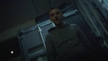 Le sweatshirt hoodie gris porté par Sofiane dans Sofiane dans son clip Ouais Igo | Extrait de la BO de "Or Noir"