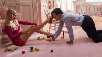 Les escarpins roses porté par Naomi Belfort (Margot Robbie) dans le film Le loup de Wall Street