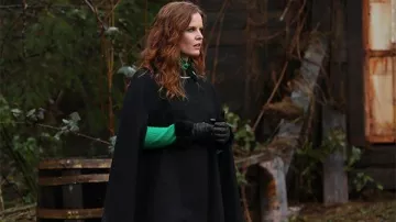 La capa negra usada por Zelena (Rebecca Mader) en la serie Once Upon a Time (Temporada 6 Episodio 18)