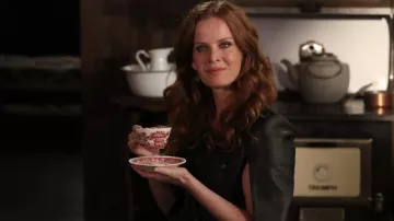 La chaqueta de cuero Richie de Bcbgmaxazria usada por Zelena (Rebecca Mader) en la serie Once Upon a Time (Temporada 6 Episodio 5)