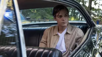 Blouson beige porté par Jack (Alexander Calvert) comme on le voit dans Supernatural Outfits (Saison 13 Épisode 4)