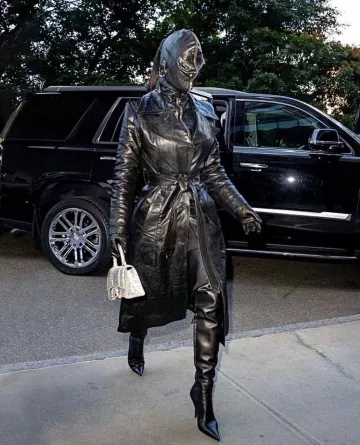 Abrigo de cuero con cinturón negro usado por Kim Kardashian llegando al Hotel Ritz Carlton en Nueva York, 2021 11 de septiembre