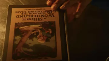 Livre Alice au pays des merveilles et à travers le miroir utilisé par Priyanka Chopra dans le film Matrix Resurrections