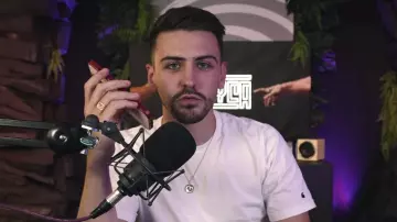 Le t-shirt blanc Carhartt porté par Joyca dans la vidéo YouTube IL FALLAIT BIEN QUE J’EN PARLE ! (La Redbox, tout ça)