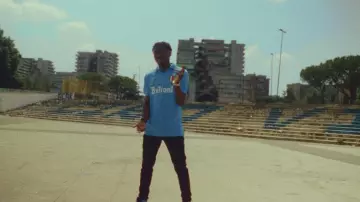The blue jersey Buitoni of Napoli Maradona worn by Tiakola in her video clip Sparkle (Maradona)