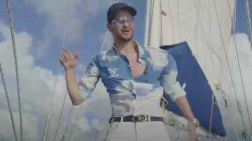 La chemise imprimée nuages bleue et blanche Louis Vuitton portée par Soolking dans son clip Bye Bye feat. Tayc
