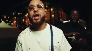 Pintura blanca de camiseta impresa Dior de GLK en su clip BEP