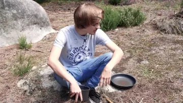 Les chaussures noires Vans portées par Fuze dans sa vidéo YouTube J'ai survécu 24h comme dans Minecraft en vrai... (dans la forêt)