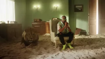 The neon sneakers Nike worn by Naps in her video clip It&#39;s nothing, it&#39;s the street