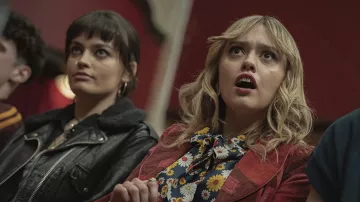 Veste en cuir Sherpa portée par Maeve Wiley (Emma Mackey) comme on le voit dans l&#39;Éducation Sexuelle série TV garde-robe (Saison 3 Épisode 6)