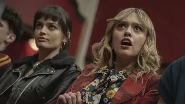 Chaqueta de cuero sherpa usada por Maeve Wiley (Emma Mackey) como se ve en el vestuario de la serie de televisión Sex Education (Temporada 3 Episodio 6)