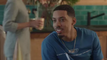 Alexander McQueen MCQ Camiseta de mayor orden en azul usada por Ben Chandler (Melvin Gregg) como se ve en Nine Perfect Strangers (Temporada 1 Episodio 2)