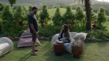 Sandalias deslizantes Under Armour en negro usadas por Tony Hogburn (Bobby Cannavale) en la serie de televisión Nine Perfect Strangers (S01E04)