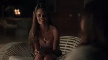Versace Medusa Pendentif Collier porté par Jessica Chandler (Samara Weaving) comme on le voit dans Nine Perfect Strangers garde-robe (S01E02)