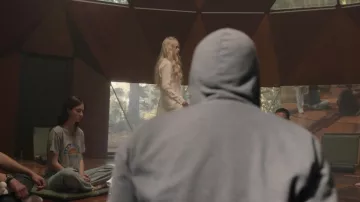 Nike Santa Monica Track Club T Shirt en gris porté par Zoe Marconi (Grace Van Patten) comme on le voit dans Nine Perfect Strangers (S01E03)