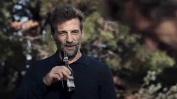 Le polo bleu marine à manches longues porté par Mathieu Kassovitz dans le film Lui