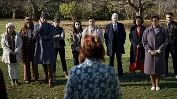 Abrigo de solapas a cuadros de mango usado por Christy (Paula Brancati) como se ve en el vestuario de Slasher (Temporada 4 Episodio 1)