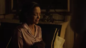 Olivia von Halle Coco engastado de pijama de seda y satén usado por Grace (Rachael Crawford) como se ve en la serie de televisión Slasher (S04E03)