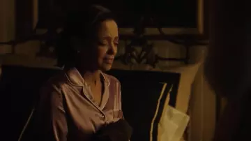 Olivia von Halle Coco engastado de pijama de seda y satén usado por Grace (Rachael Crawford) como se ve en la serie de televisión Slasher (S04E03)