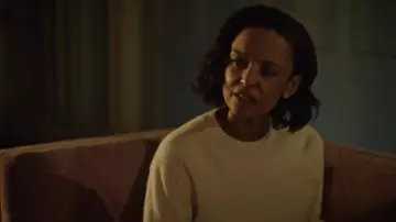 C by Bloomingdale's Crewneck Cashmere Sweater en blanco usado por Grace (Rachael Crawford) en la serie de televisión Slasher (S04E04)