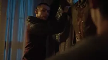 Sudadera con capucha gris y burdeos goodfellow & Co usada por Vincent (A.J. Simmons) como se ve en los atuendos Slasher (S04E04)
