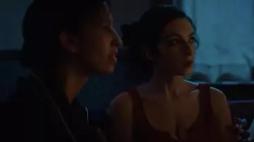 Urban Outfitters Red Notch Tank Top usado por Liv (Sydney Meyer) como se ve en Slasher (Temporada 4 Episodio 4)