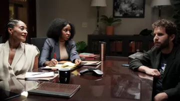 La chaqueta blazer tejida de doble pecho con estampado de kooples Flowing en gris usada por Eve Stone (Ayo Edebiri) en The Premise Outfits (S01E01)