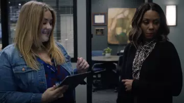 INC Jolie Imprimé à Volants Chemisier porté par Mia Jordan (Karen Pittman) comme on le voit dans L&#39;Émission du Matin Garde-Robe (Saison 2 Épisode 1)