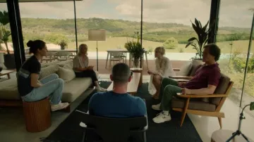 Zapatillas blancas New Balance usadas por Napoleón Marconi (Michael Shannon) en la serie de televisión Nine Perfect Strangers (S01E07)