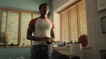 Camiseta Raglan usada por Jackson Marchetti (Kedar Williams-Stirling) como se ve en la serie de televisión Sex Education (S03E08)