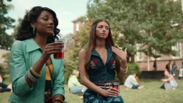 Chaleco de chaqueta corta sin mangas Lazy Oaf Denim usado por Ruby Matthews (Mimi Keene) como se ve en los atuendos de Sex Education (S03E02)
